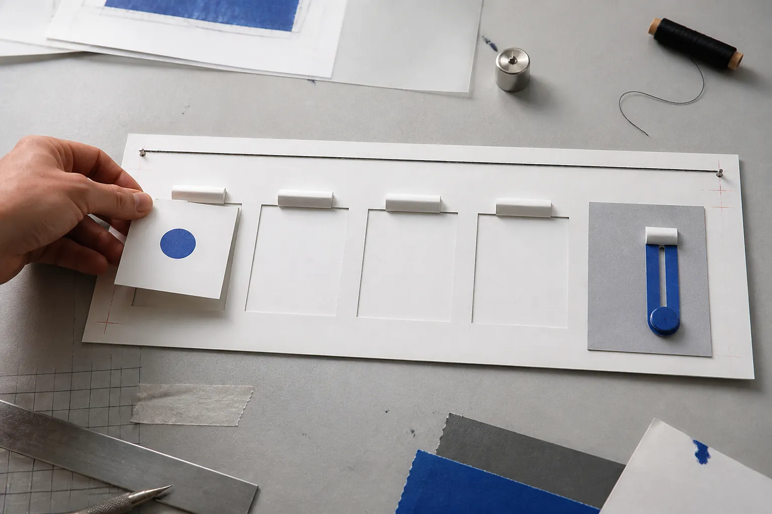Handgebautes Formularmodell aus beschriftungsfreien Papierfeldern zeigt einen kurzen und klaren Eingabeweg