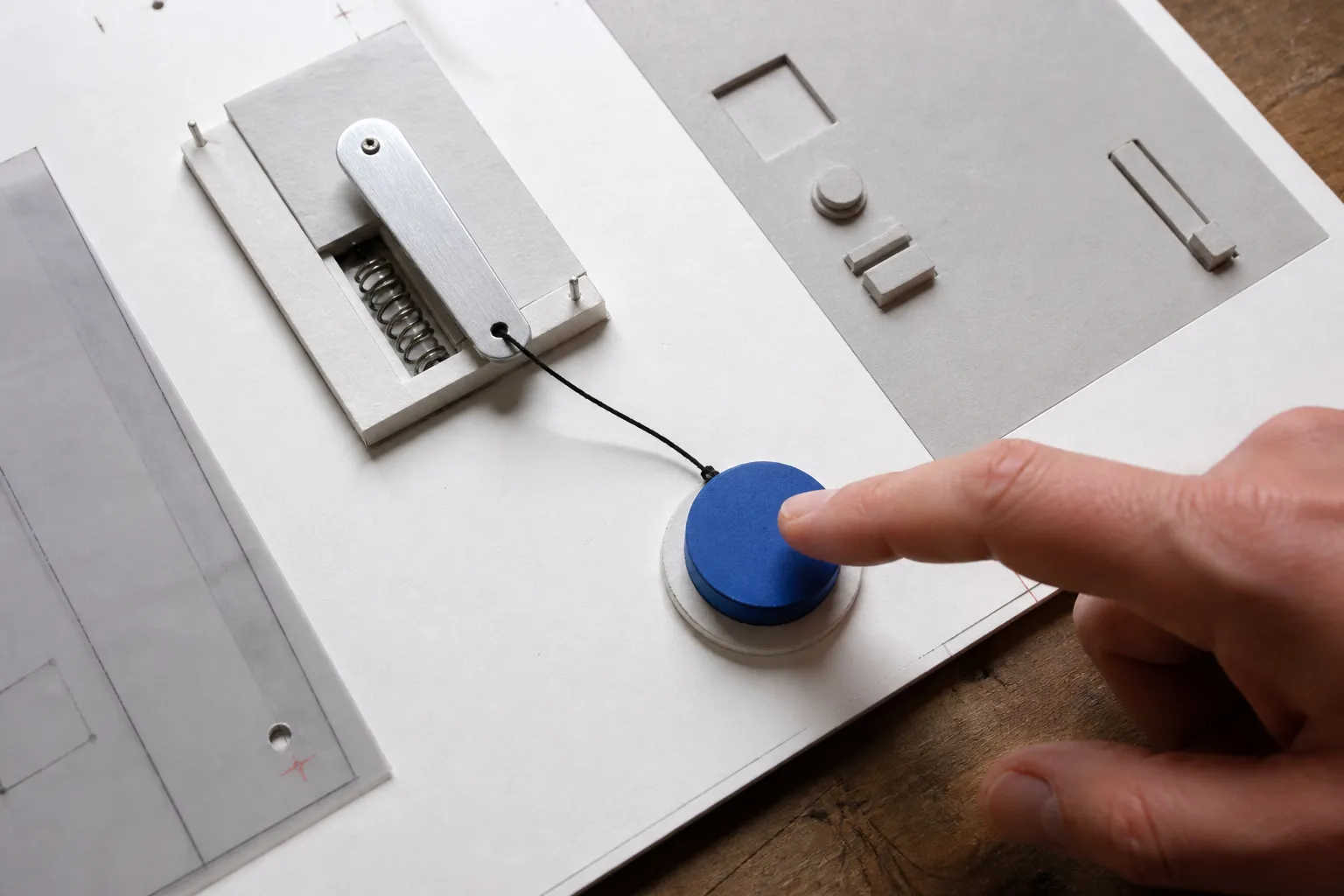 Mechanischer Papierauslöser macht einen einzelnen Call-to-Action zwischen mehreren Optionen deutlich sichtbar