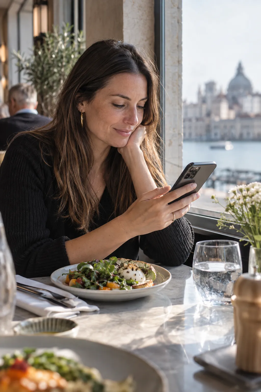 Gast liest die Speisekarte am Smartphone in einem hellen Restaurant